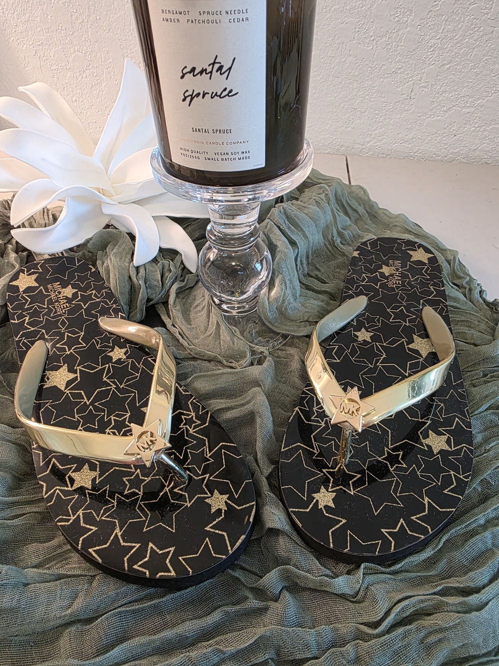 Michael Kors Black & Gold Star Print Flip Flop Sandals. Size 8.